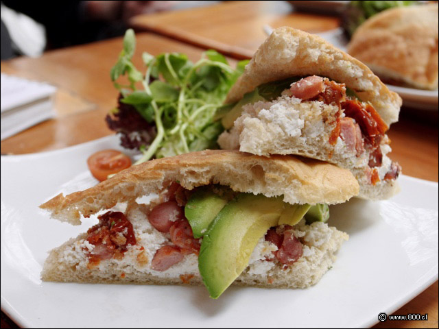 Panini con abundante jam�n cocido, r�cula, palta y tomate seco - Signore Pizza